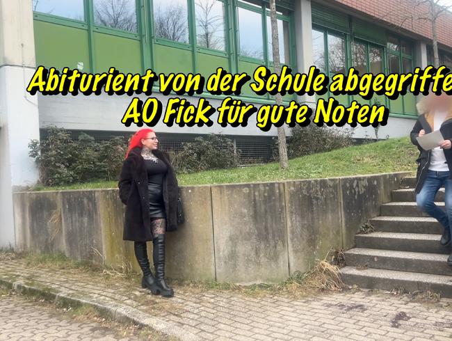 Amateurin CatCoxx bietet Ficken für die guten Zensuren an