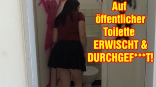 Mitten auf der Toilette wird Emma Secret gevögelt