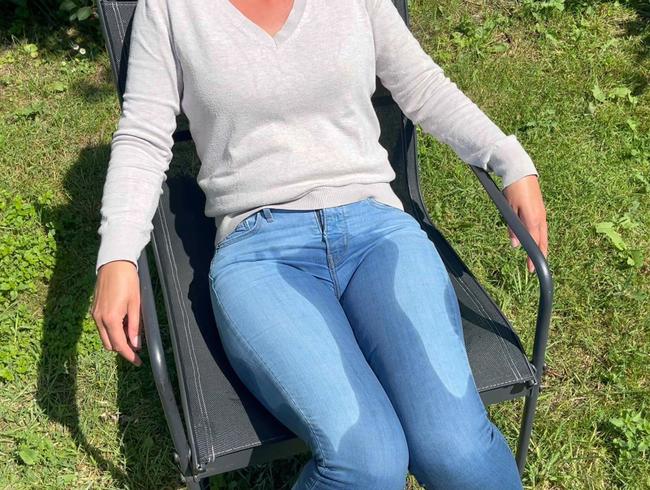 Jeans-Affair pisst bei Sonnenschein in ihre Jeans