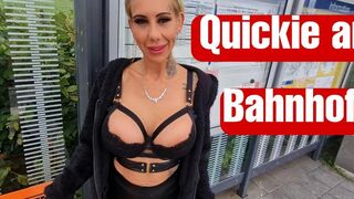 Geiler Bahnhofs-Quickie mit Candy Suck