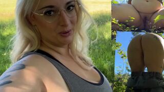 Pissen mitten im Wald mit Titty-Katty