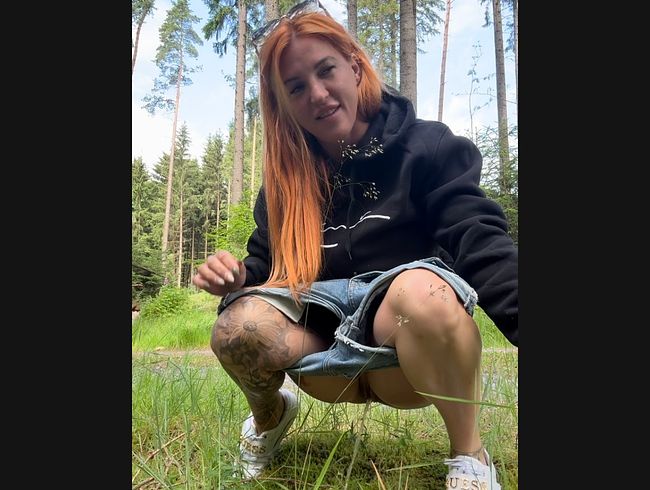 SexyAnina muss mitten im Wald pinkeln