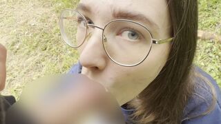 Heftiger Outdoor Deepthroat Blowjob von Emmi Hill