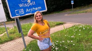 Andy-Star fickt das Teen ohne Gummi auf dem Parkplatz