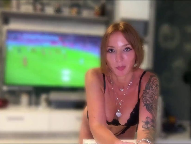 Sexy-Rachel lenkt mit Sex vom Fußball ab