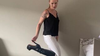 Emma_Wolf pisst in ihre Stiefel rein