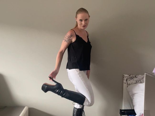 Emma_Wolf pisst in ihre Stiefel rein