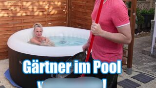 DirtyTina treibt es AO im Pool mit dem Gärtner