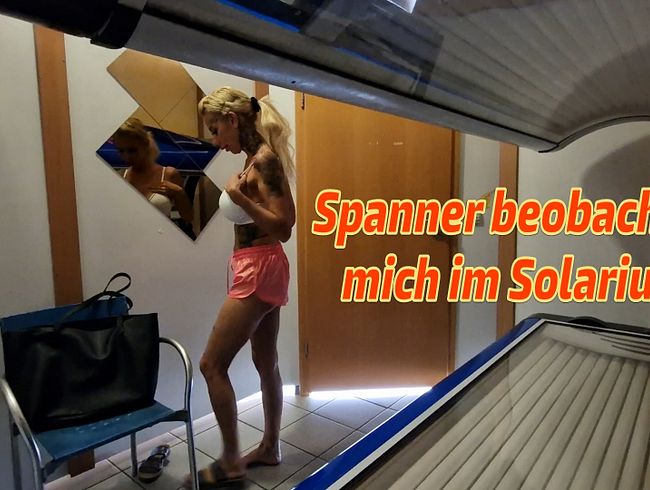 Versaute Nummer im Solarium von CANDY-SUCK! Ein Spanner beobachtet mich dabei