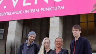 Studentin-Aneta erlebt auf der Venus einen Hardcore Vierer Fick