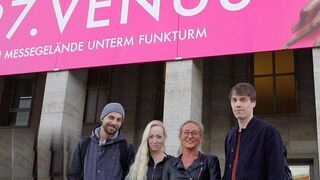 Studentin-Aneta erlebt auf der Venus einen Hardcore Vierer Fick