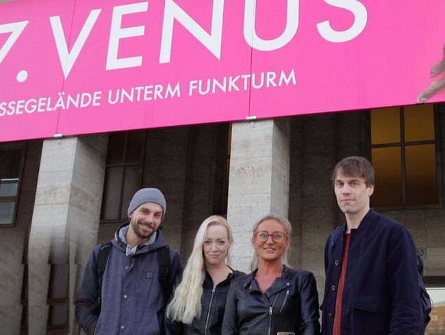 Studentin-Aneta erlebt auf der Venus einen Hardcore Vierer Fick