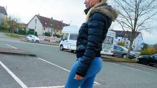 Daynia pisst in die Jeans beim Dreiloch Bums