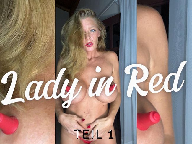 Lady in Red MISS-SMOKY zeigt sich im Mikro Bikini