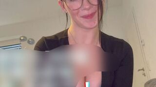 Roxi_black will ihn mit Handjob zum Wichsen bringen